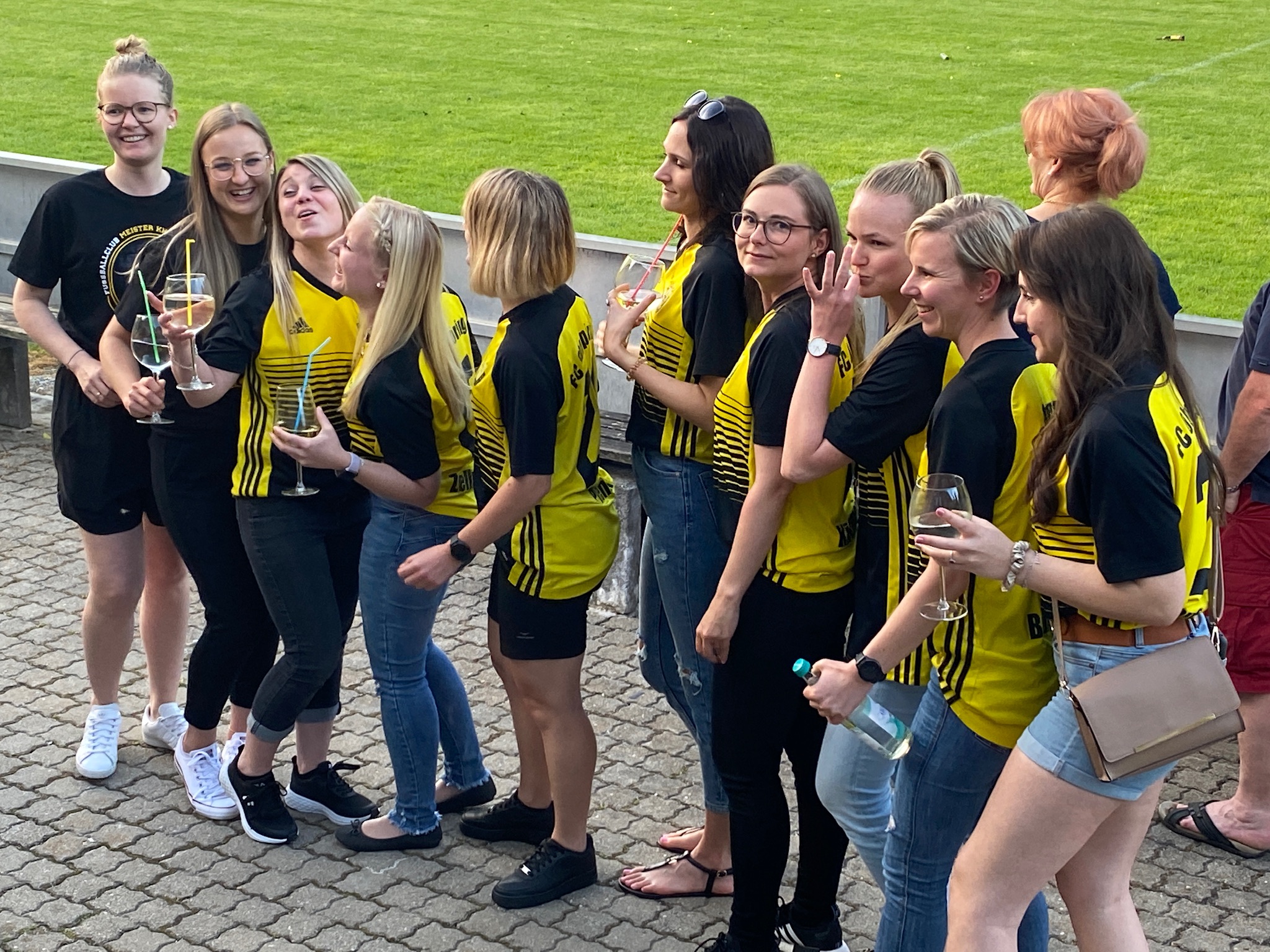 Die Frauen feiern mit