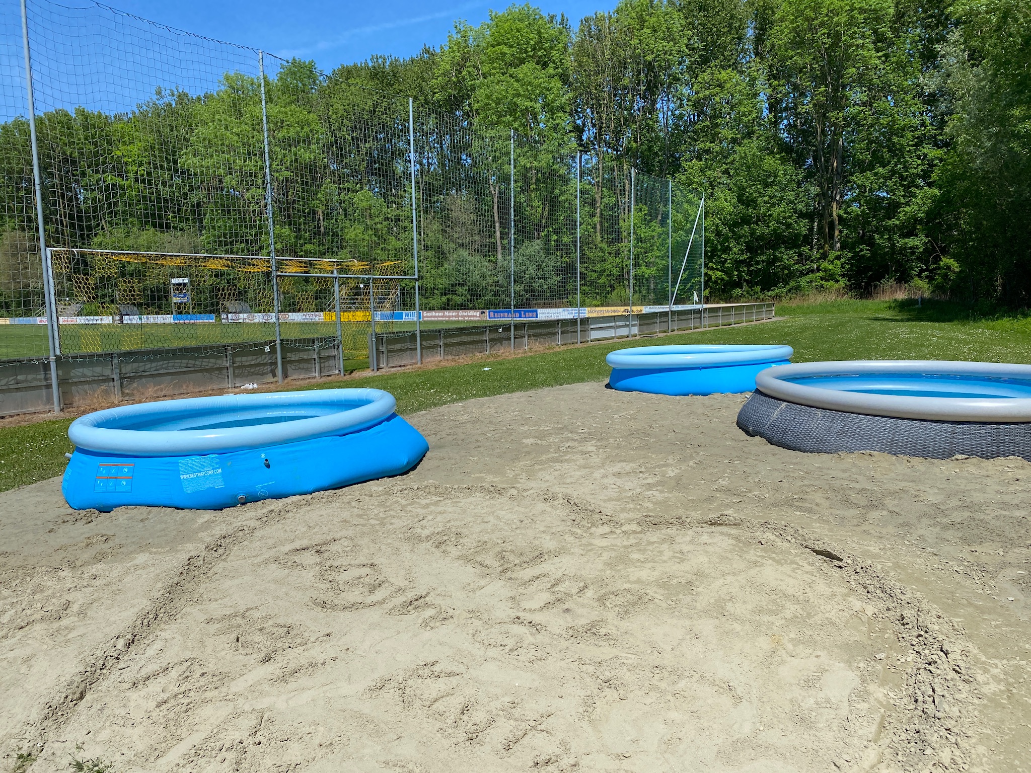 Es ist angerichtet für die Poolparty