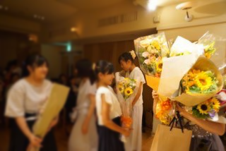 生徒の皆さんより、抱えきれないほどのたくさんのお花やお菓子を頂きました!いつもお気遣いありがとうございます♪