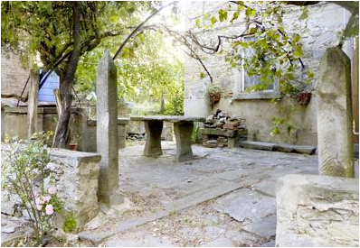 Terrasse und Eingang eines Hauses in der Toscana