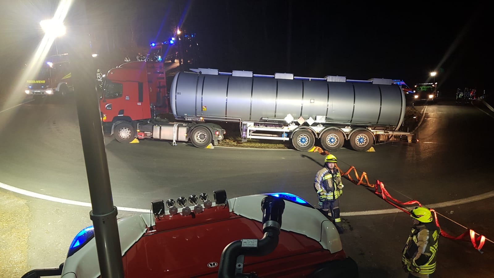 Einsatz 08.03.2022 Gefahrgut-Transporter kommt von Straße ab und droht umzukippen. Ladung VINYL-Acetat.