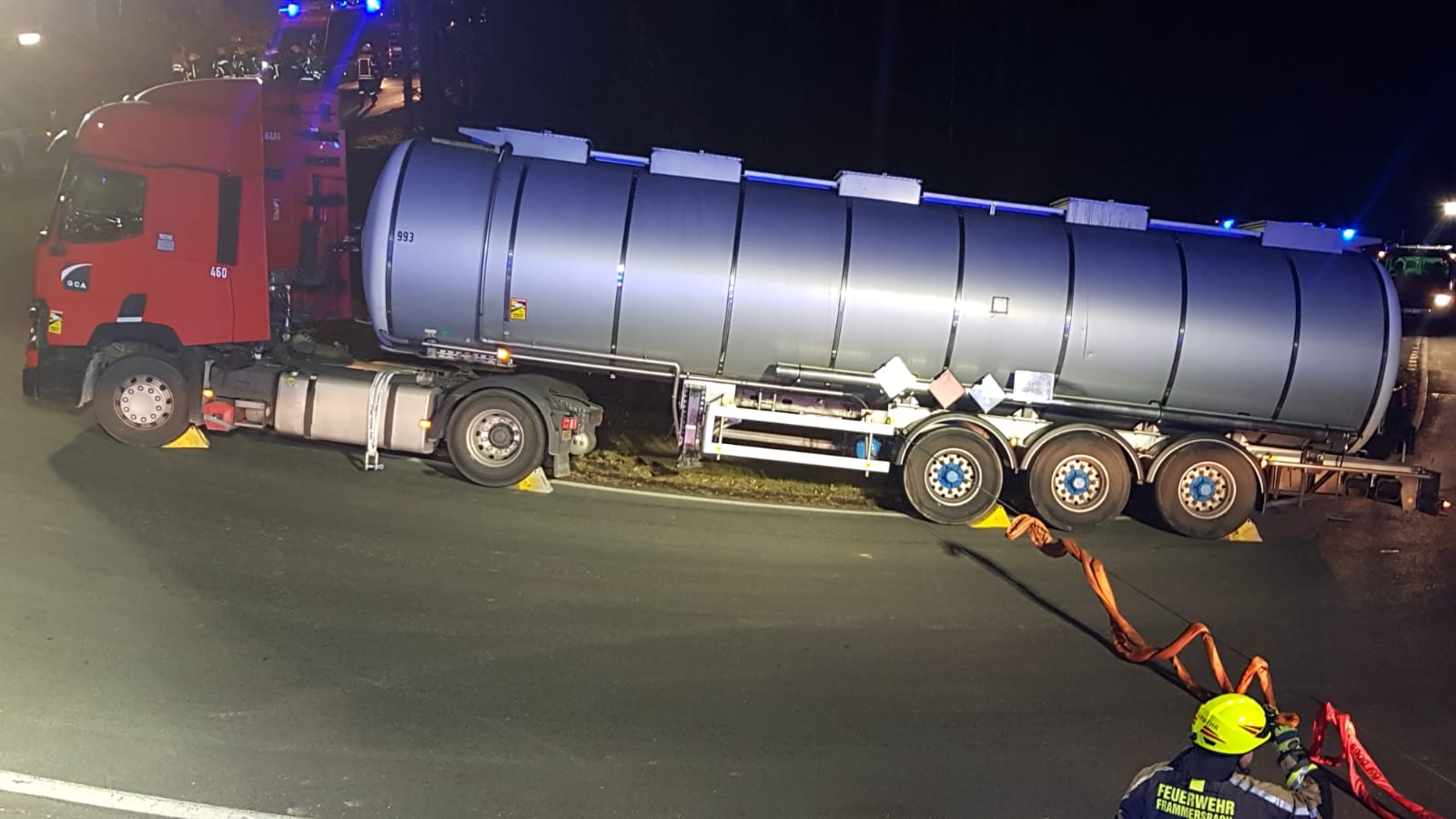 Einsatz 08.03.2022 Gefahrgut-Transporter kommt von Straße ab und droht umzukippen. Ladung VINYL-Acetat.