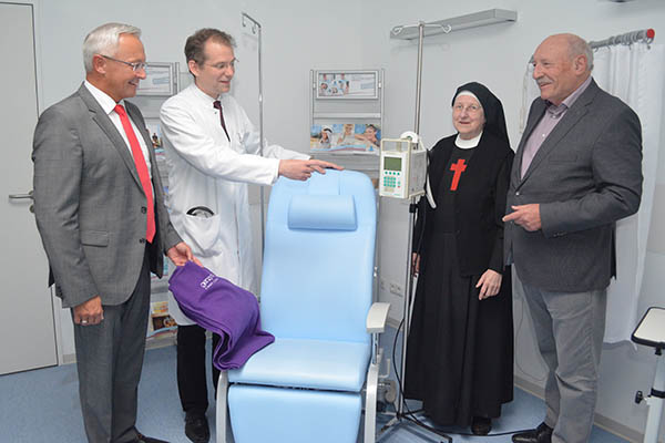 Föderverein überreicht neue Patientenstühle 2017