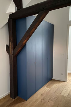 ein blauer Schrank im Kinderzimmer