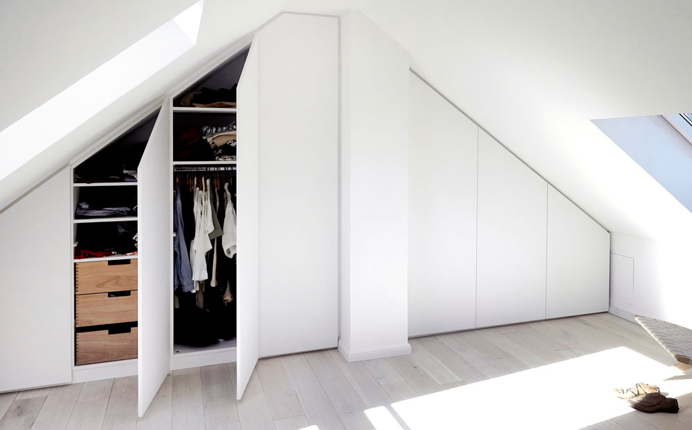 ein Schrank in der Dachschräge mit umlaufender Schattenfuge. Eingebaut in Düsseldorf Flingern