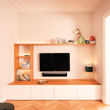 Viel Stauraum mit LED im Wohnbereich für Bücher und Spielsachen, auch der TV findet noch Platz. 