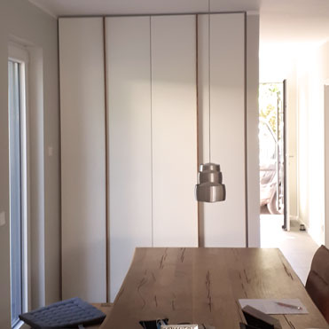 Dieser Schrank im Wohnzimmer dient als Stauraum für das Geschirr.