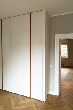 Dieser Einbauschrank hat raumhohe Türen