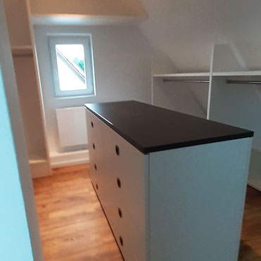 ein begehbarer Schrank oder Ankleide auf kleinstem Raum unter dem Dach in einer Wohnung in Moers