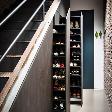 Einen großen Einbauschrank haben wir in Düsseldorf eingebaut. Der Schrank bietet viel Stauraum, besonders für Schuhe  