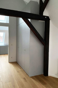 Kinderzimmer im Dachgeschoss der Schrank wird von tollen Dachbalken umrandet
