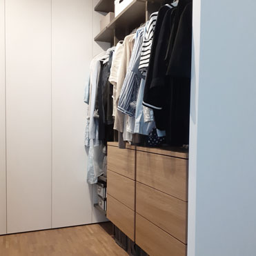 Am Ende vom Flur ist ein offener begehbarer Kleiderschrank entstanden, haben wir in Duisburg eingebaut