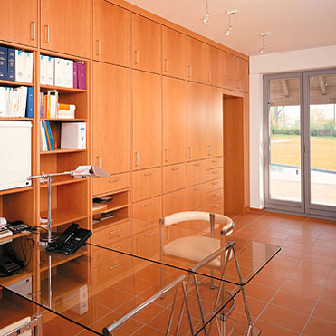 Einen schönen Einbauschrank als Büroschrank haben wir für Wesel gefertigt, Die Oberfläche ist Buche Furnier lackiert.