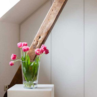 Einbauschrank in Weiß, mit viel Stauraum und Schubkästen. und Chic sollte er sein, das waren die Vorgaben der Kundin aus Duisburg
