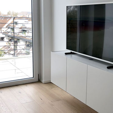 Ein hängendes lackiertes Sideboard für das TV Gerät