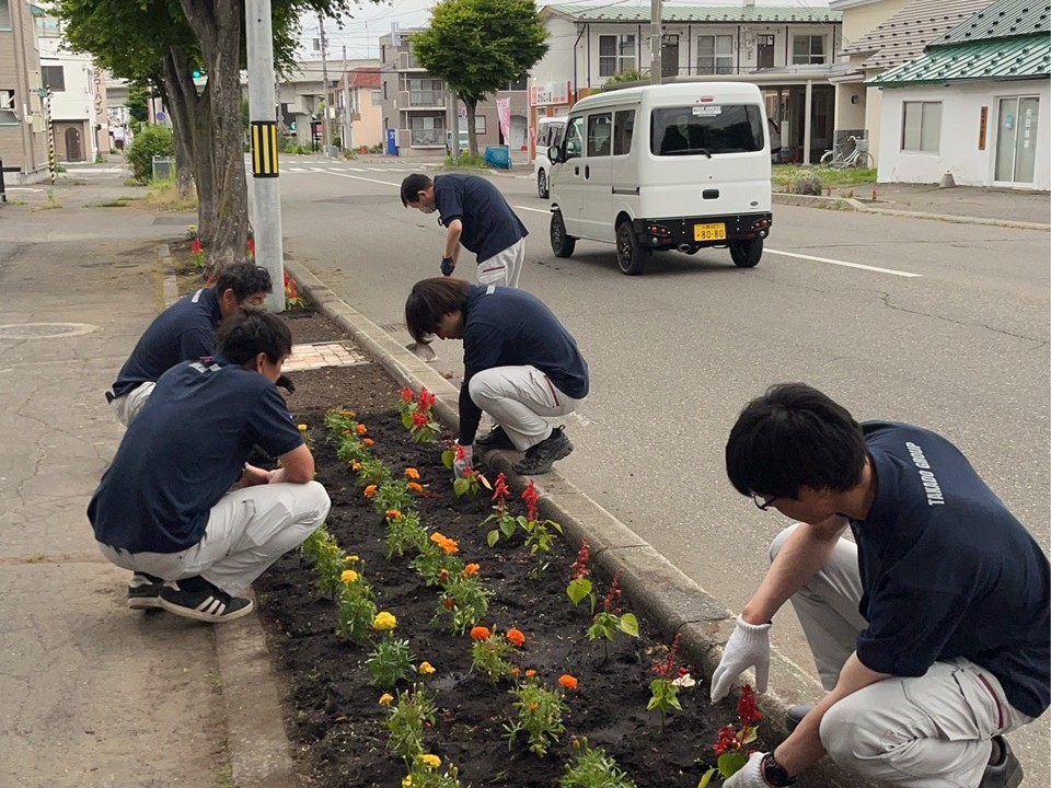花壇整備と地域清掃活動を実施しました