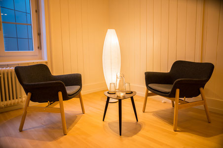 Zwei Stühle in einem Ayurveda Behandlungsraum