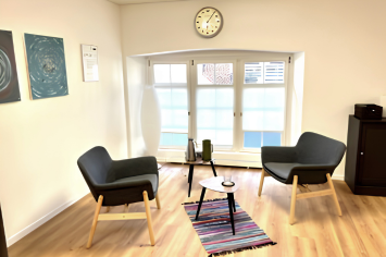 Heller Beratungsraum einer Ayurveda Praxis in St. Gallen mit zwei Sesseln und Tisch