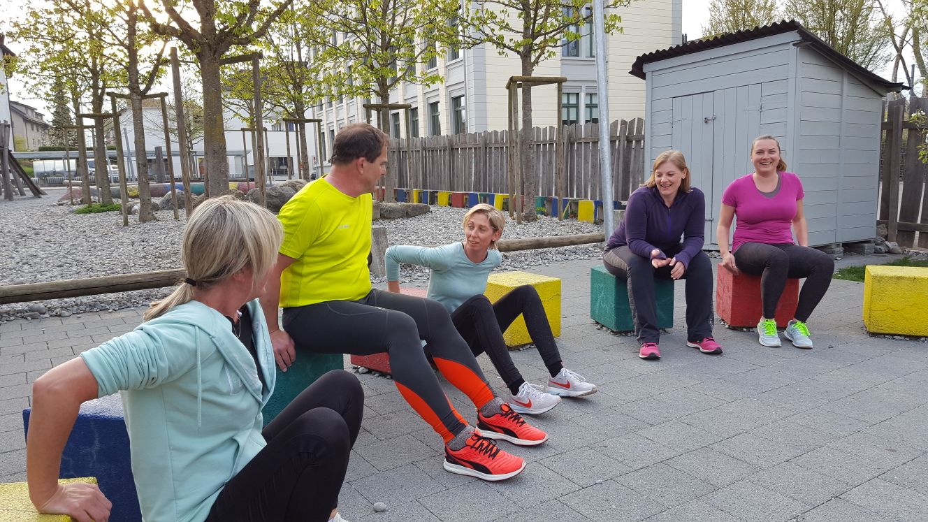 Gruppentraining, Bewegung, Ausdauer, Krafttraining, Outdoor