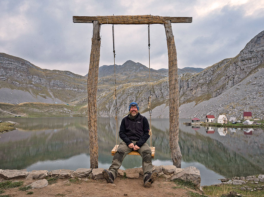 Asmir auf Schaukel auf Kapetanovo Jezero