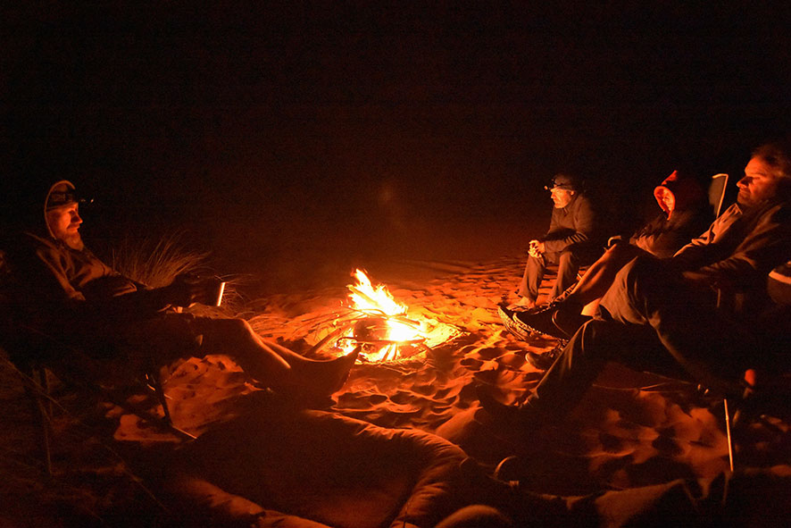 Am Lagerfeuer in der Wüste von Erg Chegaga