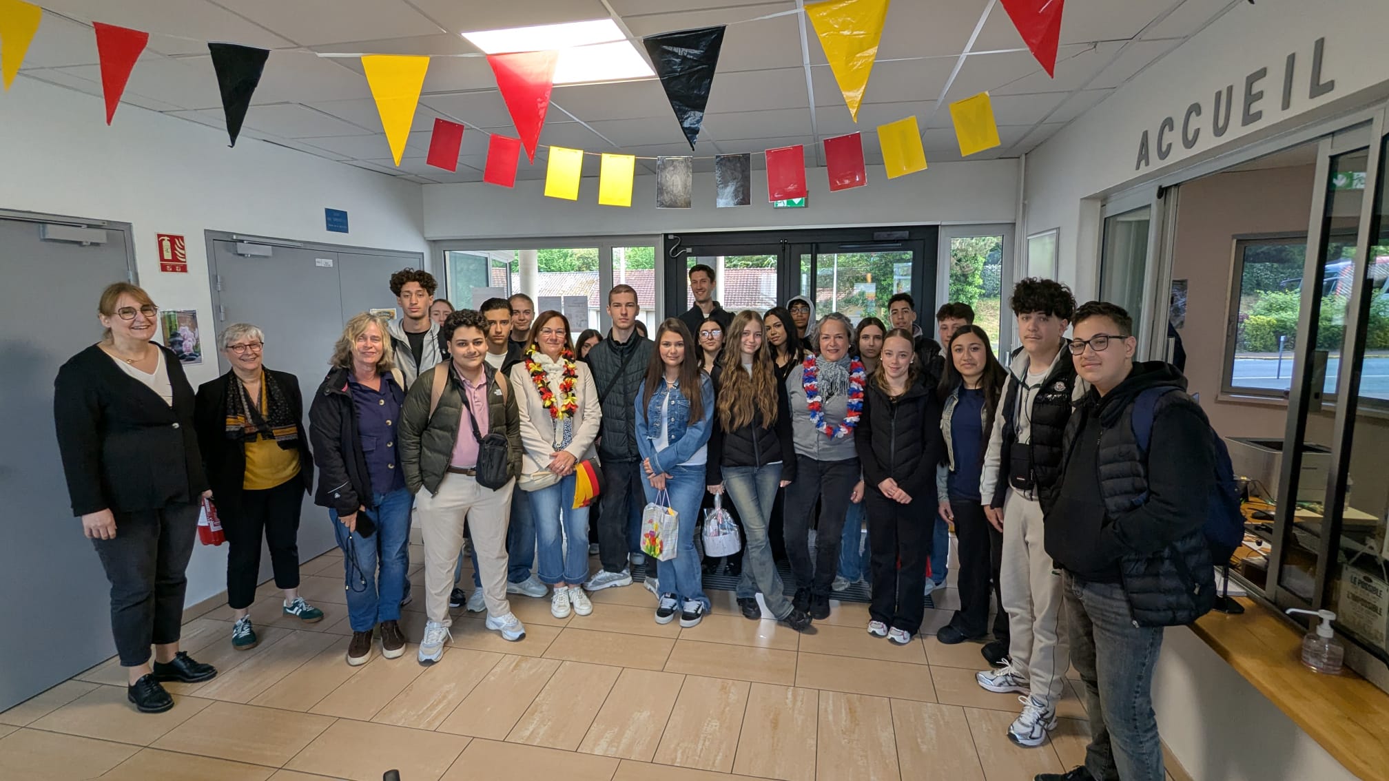 Begrüßung im Foyer der Schule von Ardres