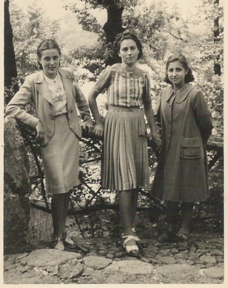 1939 - Mia mamma (al centro) con due amiche / Mi mamá (centro) con dos amigas / My mom (center) with two friends