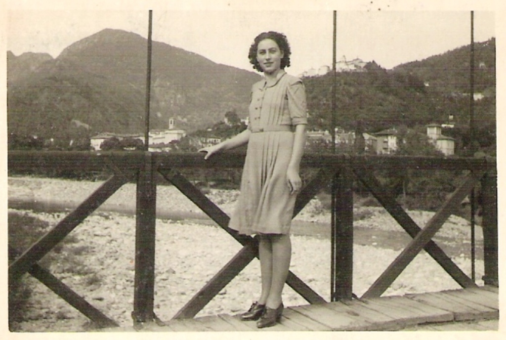 Inizi anni '40 sul vecchio ponte di Crevola con Varallo ed il Sacro Monte sullo sfondo