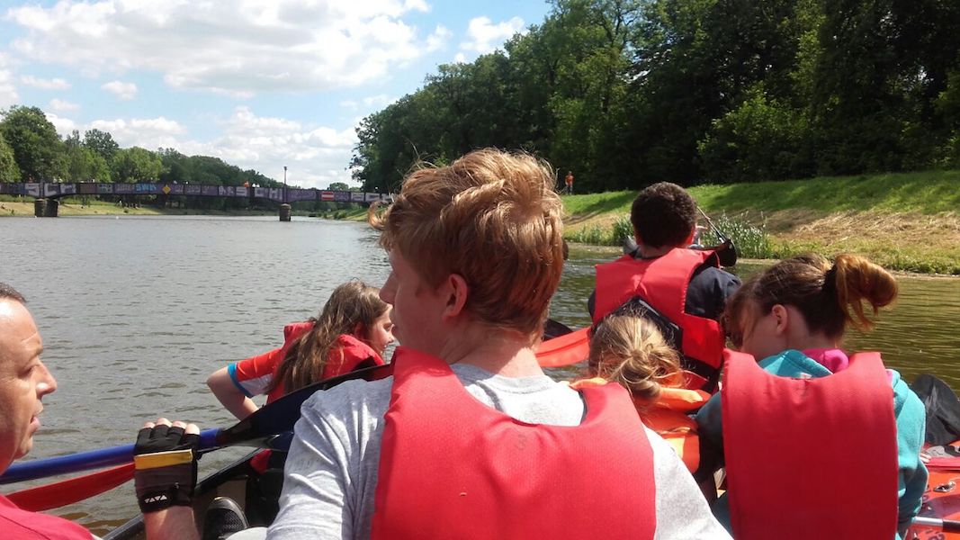 voraus kommt bald an Backbord die Rennbahn