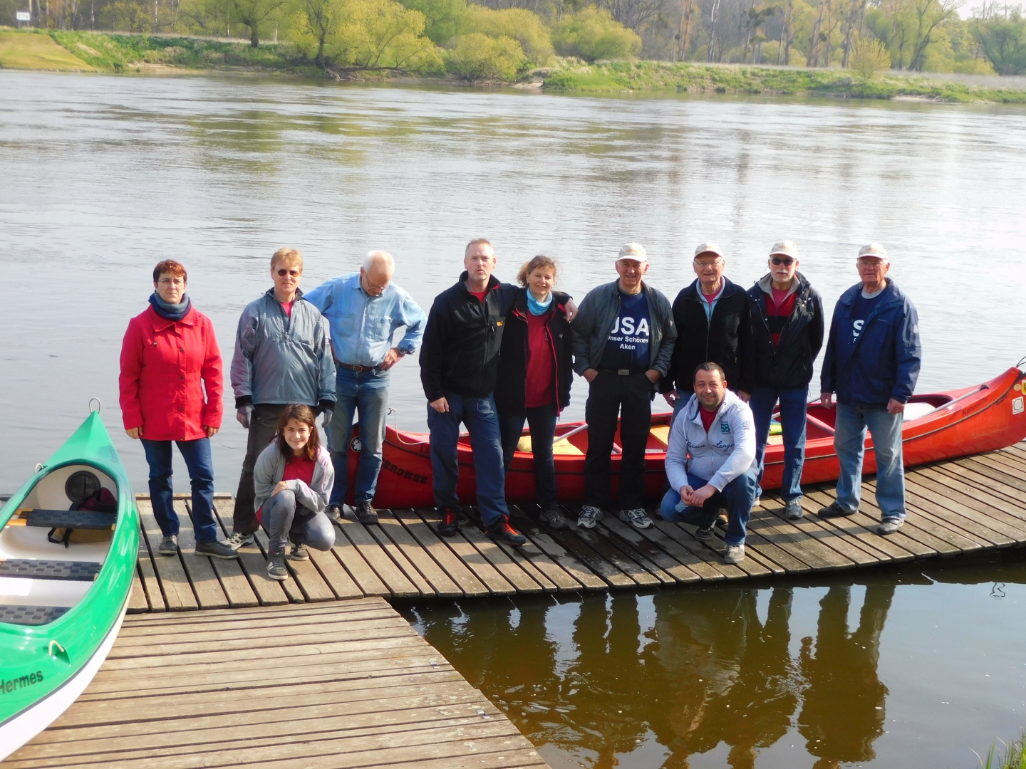 Während die Radler sich auf die Drahtesel schwingen, besteigen wir Kanuten die Boote