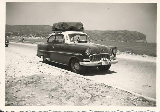 Unser Opel auf der Uferstraße in Benidorm, unglaublich leer war es damals, weil es dort noch kaum Häuser und keinen Tourismus gab! 1956