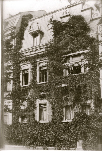 Haus Geisberg mit Ehefrau Maria auf dem Balkon