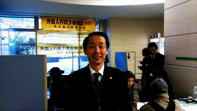 東京入国管理局での外国人無料相談会で相談員をする国際行政書士 南 直人