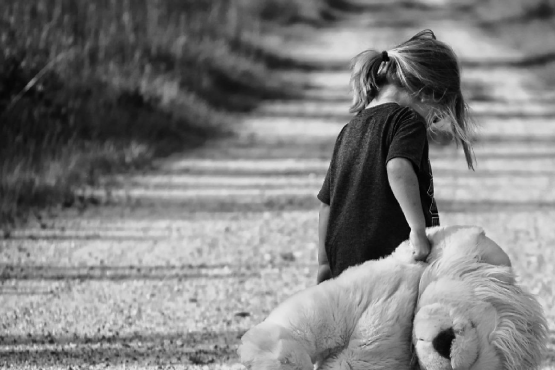 Ursache von Autoimmun-Erkrankung, unspezifische Beschwerden, chronische Erkrankung, feinfuehlige Frau, Karma, fruehkindliches Trauma, Entwicklungs- und Bindungstrauma, Heilung von Autoimmun-Erkrankung, Verbundenheit, sichere Bindung, Emotionen heilen