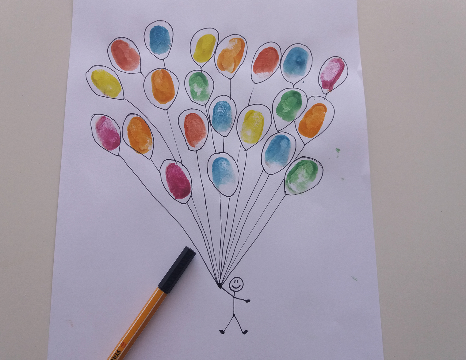 Der Punkt wird zur Hand eines Männchens, das mit den Luftballons in den Himmel fliegt.