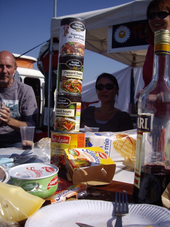 Humm les bonnes boîtes: Ravitaillement du toutouteam.