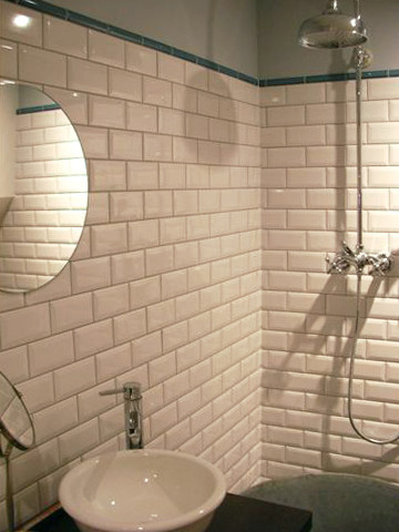 Badezimmer mit Metro-Fliesen