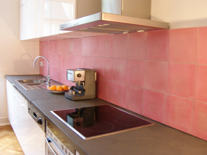 Küche mit Zementfliesen (Uni-Rosa)