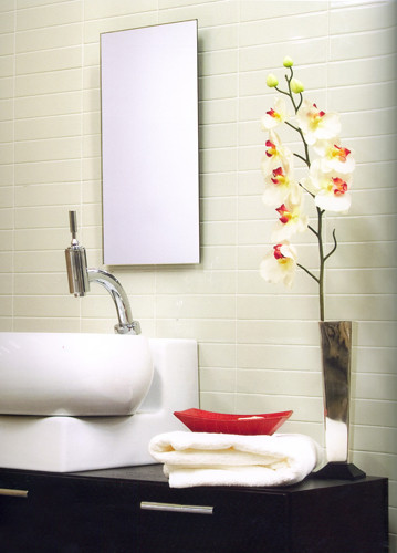 Badezimmer mit Keramikfliesen 