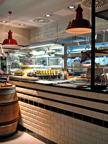 Theke mit Metro-Fliesen ("Wurstküche", Aachen)