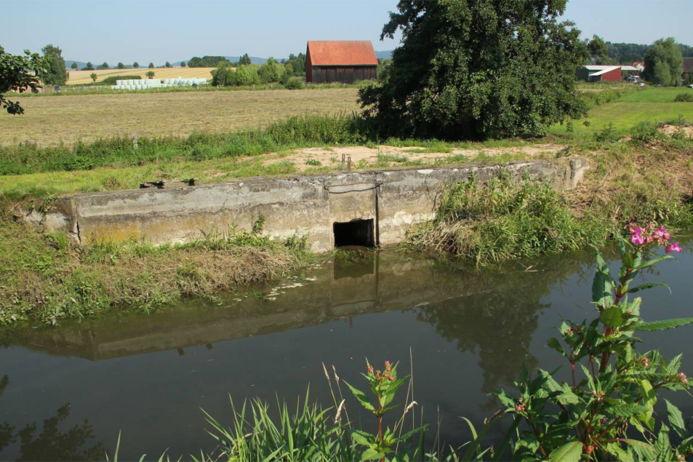 Der Auslauf zum Feuergraben, kurz vor Damm 2 gelegen leitet das Restwasser ab. Ein Hochwasser mit dabei überlaufendem Damm 1 wird hier nicht durchzubringen sein.