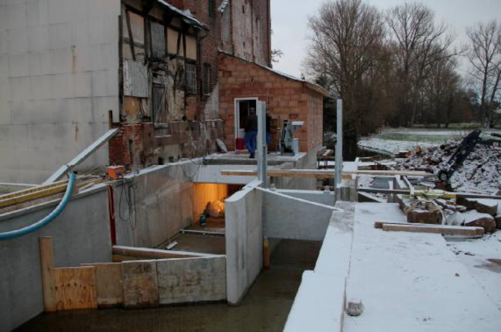 Die Schalplatten sollen verhindern, dass unnötig Wasser in den Einströmkanal drückt und diesen verschlammt, wenn Damm 1 ausgebaut wird. Im Leerschuss sind die Schützentafeln bereits eingesetzt. Aufgenommen am 11.12.12.