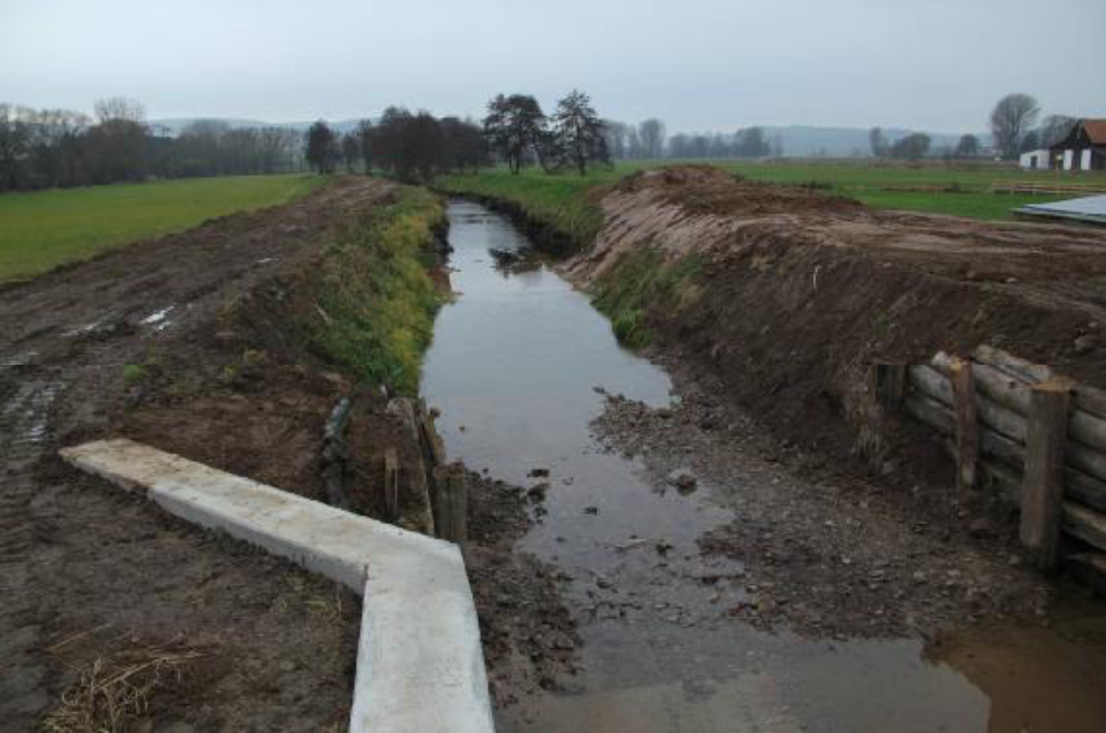 Nachdem Damm 2 ausgebaut ist, fließt das Leckwasser von Damm 1 durch die Anlage. Aufgenommen am 1.12.12