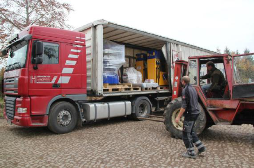 Die Turbine wird angeliefert. Neben der Turbine unter Folie der Generator. Aufgenommen am 9.11.12.