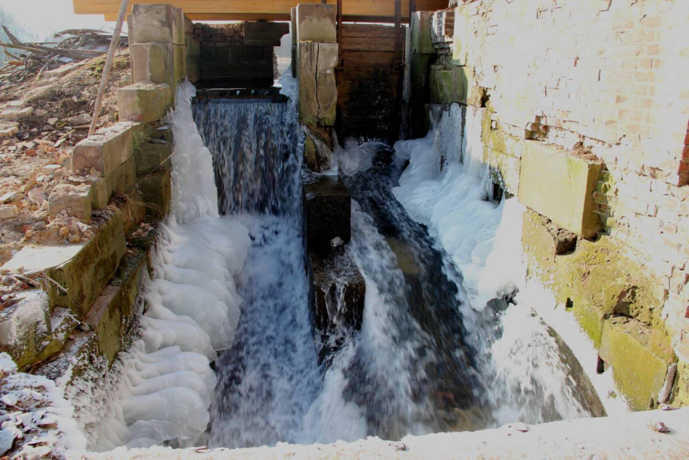 Der Winter hat Einzug gehalten. Während das fließende Wasser eisfrei bleibt, gefriert das Spritzwasser überall dort wo es auf kalten Untergrund trifft. Aufgenommen am 6.02.12 