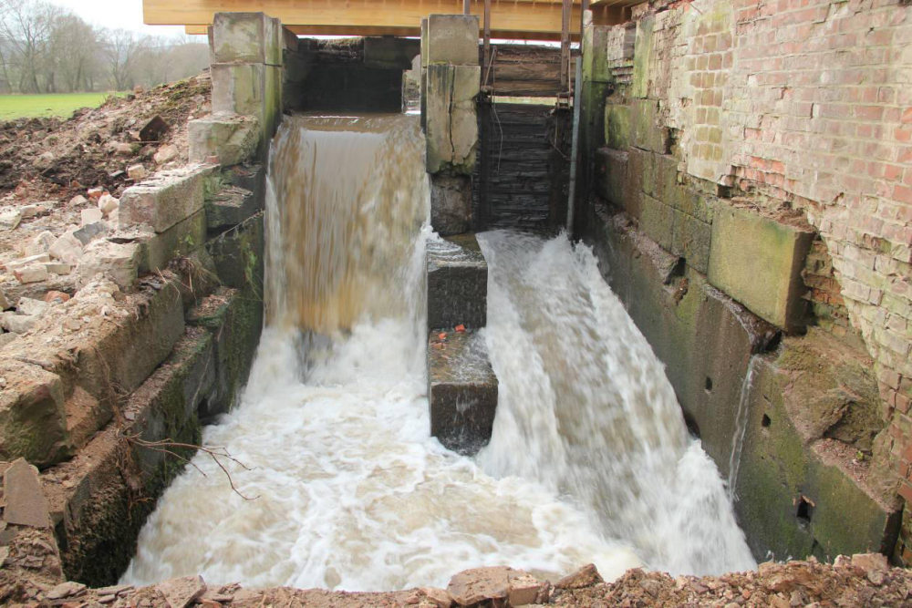 Reichlich Wasser. Die Schützentafeln sind bereits angehoben. Trotzdem fällt noch genug Wasser über den feststehenden, ehemaligen Wasserrad Einlauf. 