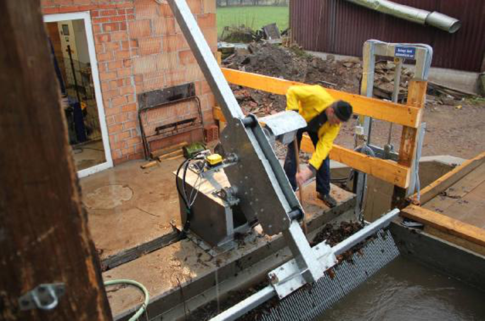 Am 23.12.12 hat das Hochwasser seinen Scheitelpunkt erreicht. Der Mühlenkanal, über Monate nicht genutzt, bringt jetzt große Mengen Laub vor den Rechen. Der Reiniger arbeitet automatisch, aber die Spülrinne muss von Hand unterstützt werden.