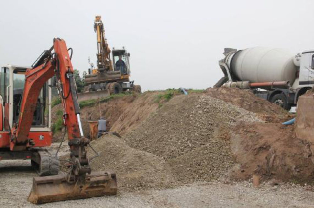 Am 13.9.12 wird der erste Beton eingebaut. Der hier entstehende Betonbalken soll ein Unterspülen des Einlauftroges verhindern.