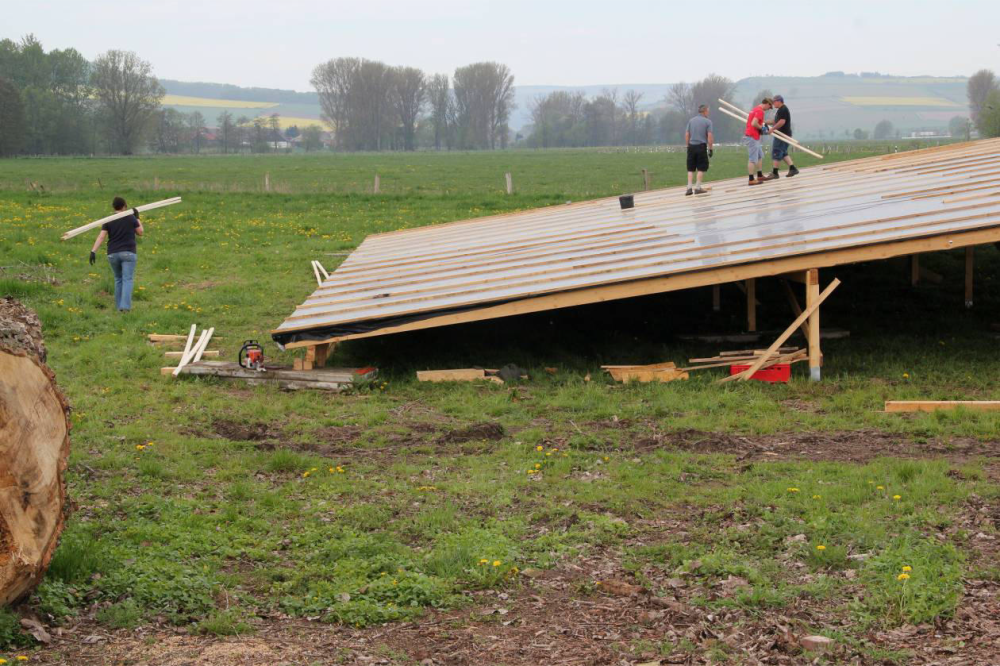 Ende April 2012 wird das Provisorium der Fotovoltaik Anlage in der angrenzenden Wiese aufgebaut. 