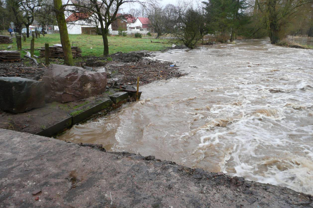 Wenn man dieses Bild mit dem von Seite 14 vom 15.11.11 vergleicht, wird der Anstieg des Wassers besonders deutlich. 